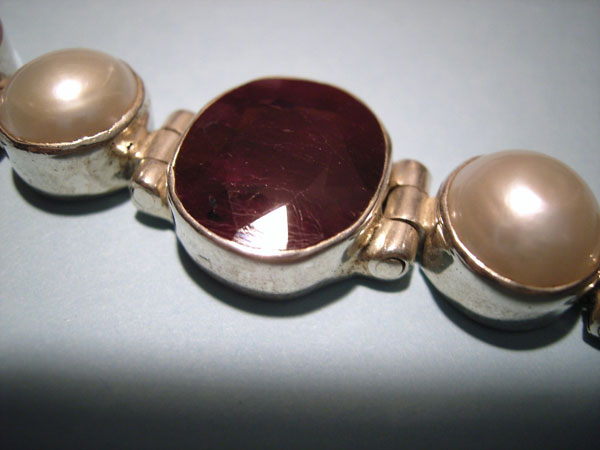 Pulsera de plata con perlas y rubis. Foto 3