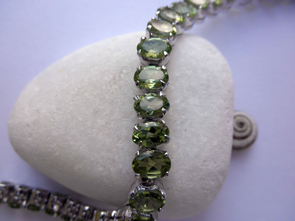 Pulsera de joyeria artesanal de plata y Peridoto (Olivino). Foto 1