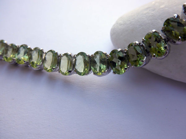 Pulsera de joyeria artesanal de plata y Peridoto (Olivino). Foto 2