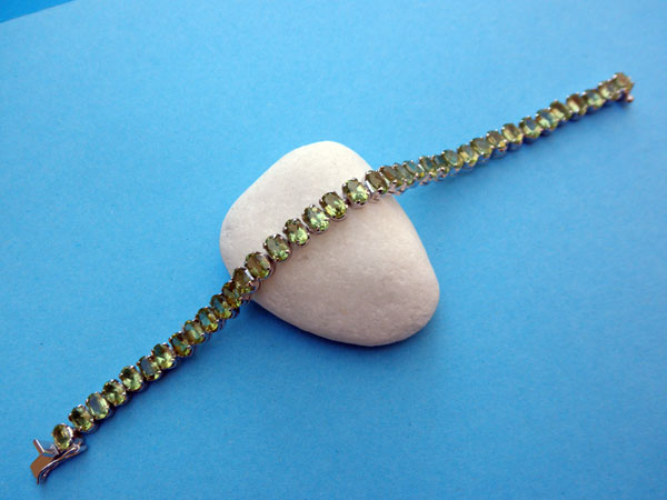 Pulsera de joyeria artesanal de plata y Peridoto (Olivino). Foto 3