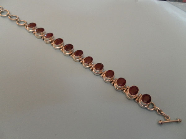 Pulsera de plata con 12 rubis facetados. Foto 1