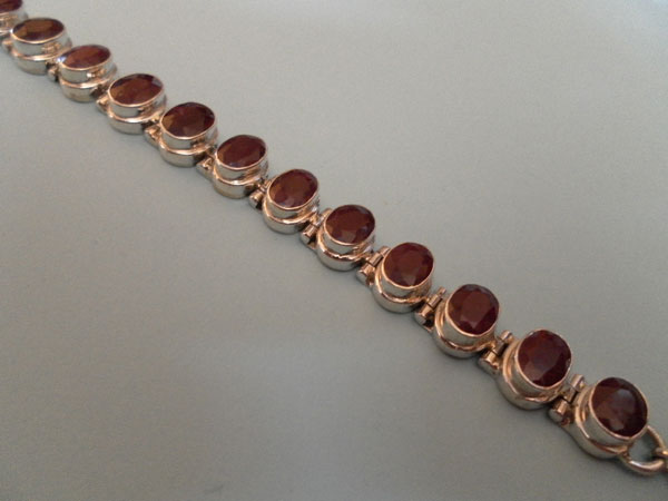 Pulsera de plata con 12 rubis facetados. Foto 2