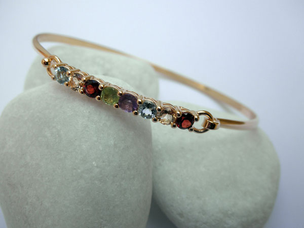 Pulsera artesanal de plata bañada en oro de 14 kt y gemas.. Foto 1