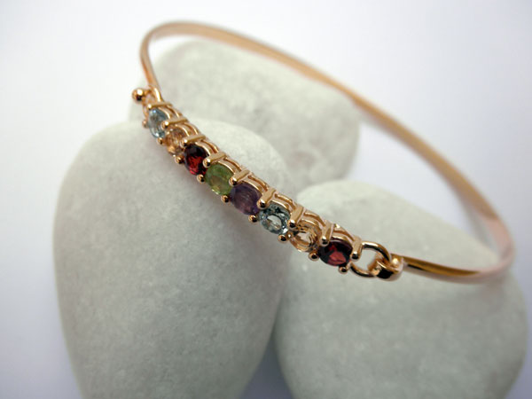 Pulsera artesanal de plata bañada en oro de 14 kt y gemas.. Foto 2