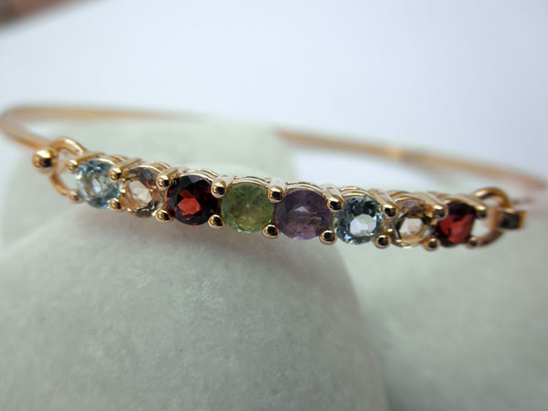 Pulsera artesanal de plata bañada en oro de 14 kt y gemas.. Foto 3
