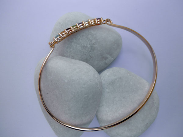 Pulsera artesanal de plata bañada en oro de 14 kt y gemas.. Foto 4