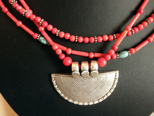 Collar etnico de plata y 3 lineas de Coral y Turquesas.. Foto 2