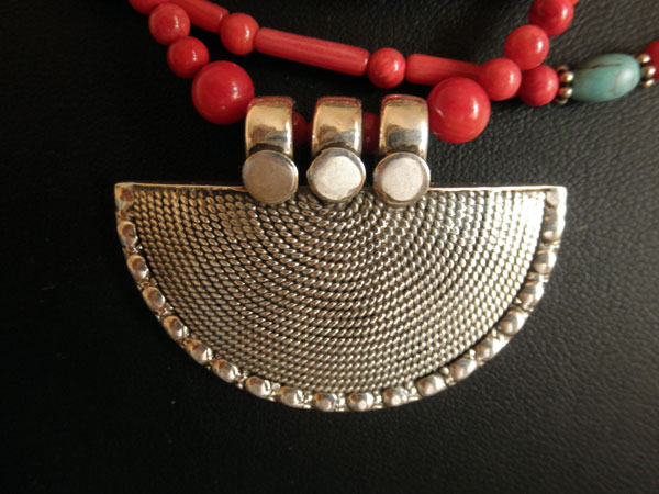 Collar etnico de plata y 3 lineas de Coral y Turquesas.. Foto 3