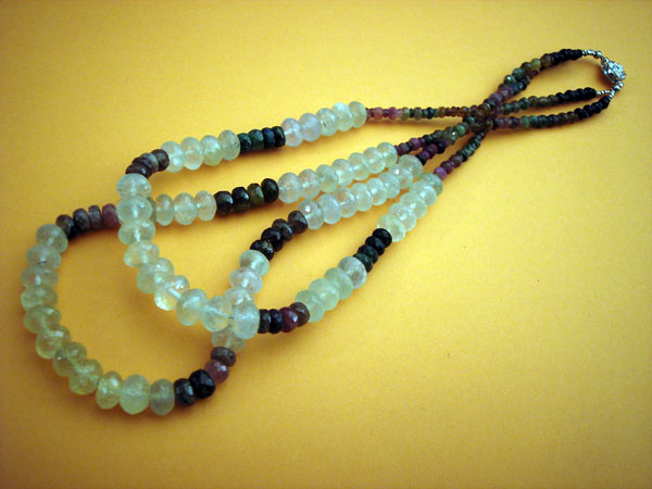 Collar de prehenita y turmalina. Foto 1