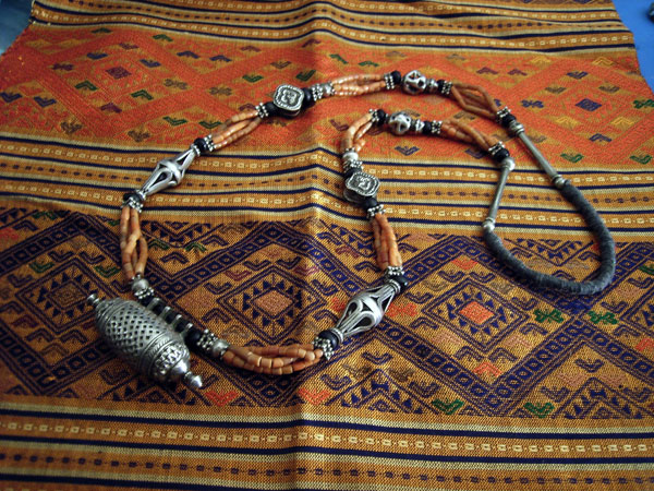 Antiguo collar etnico, Tajikistan. Foto 1