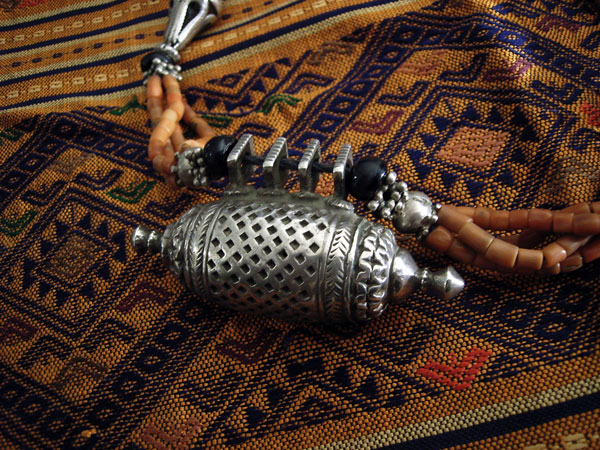 Antiguo collar etnico, Tajikistan. Foto 2
