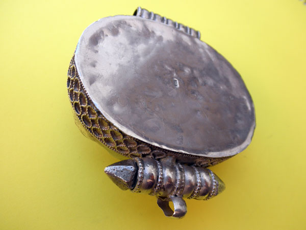 "Ga,u" Silver and Lapislazuli Ethnic traditional pendant from Tibet.. Foto 4