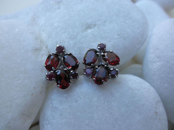 Pendientes clasicos de plata con Granates y Rubis.. Foto 1