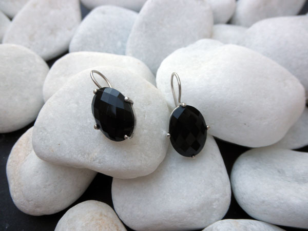 Pendientes artesanales de plata y Onix facetado. Foto 1