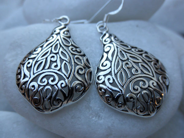 Pendientes labrados de plata. Foto 1