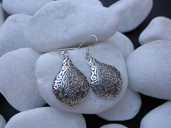 Pendientes labrados de plata. Foto 2