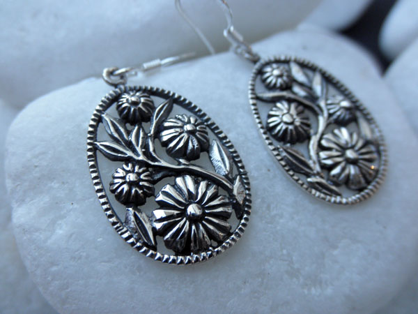Pendientes labrados de plata. Foto 1