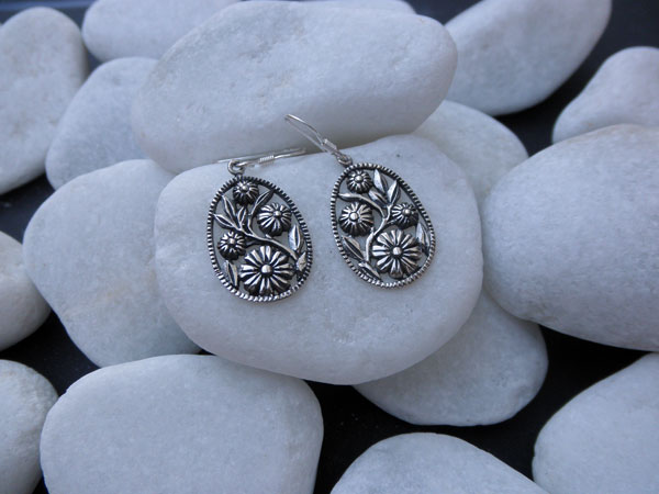 Pendientes labrados de plata. Foto 2