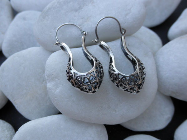 Pendientes labrados de plata. Foto 1