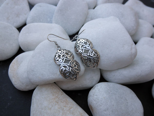 Pendientes labrados de plata. Foto 1