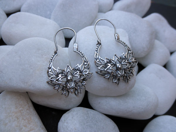 Pendientes labrados de plata. Foto 1