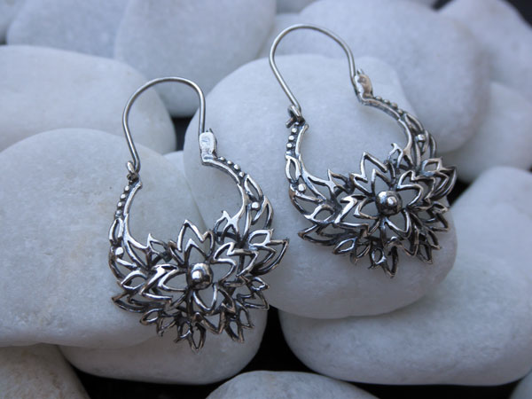 Pendientes labrados de plata. Foto 2