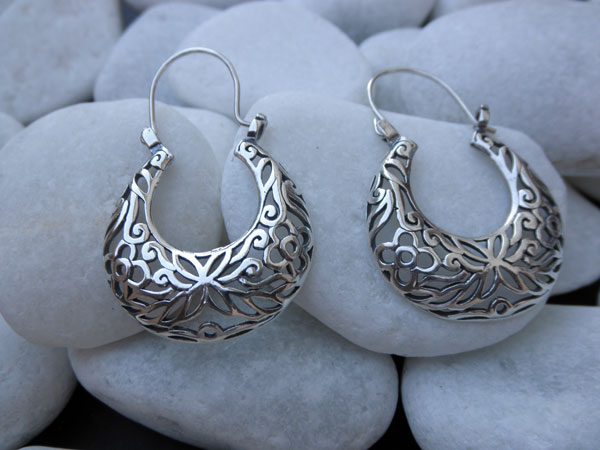 Silver carved earrings. Foto 1