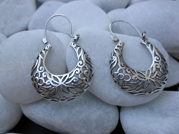 Pendientes labrados de plata. Foto 1