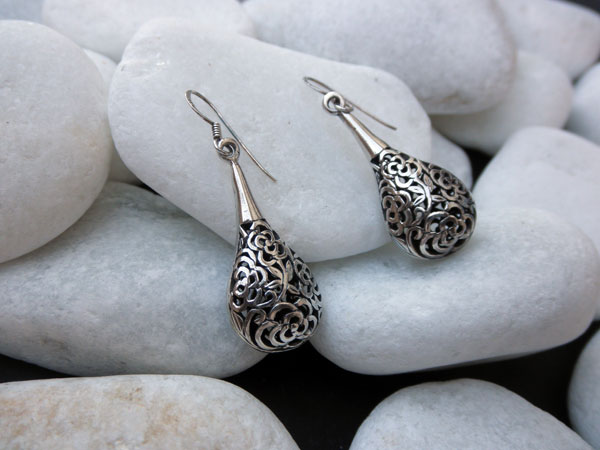 Pendientes labrados de plata. Foto 1