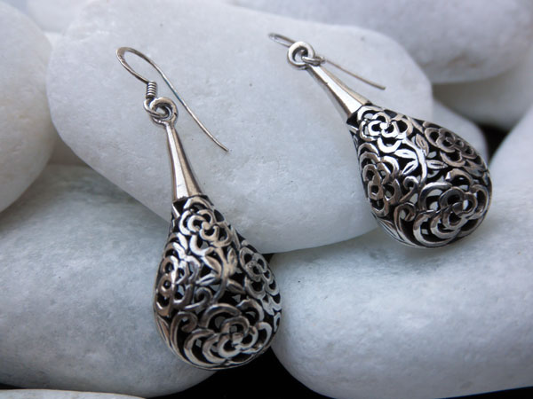 Pendientes labrados de plata. Foto 2