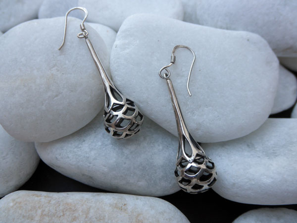 Pendientes labrados de plata. Foto 1