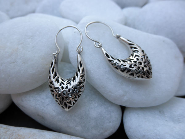Pendientes labrados de plata. Foto 1