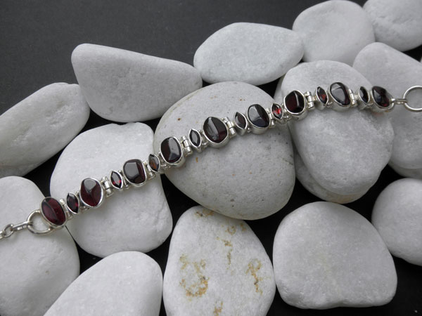 Pulsera de plata y Granates. Foto 1