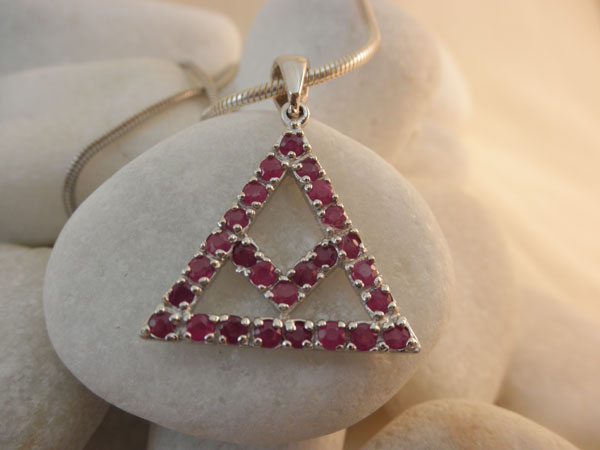 Symbolic traditional Sterling silver and Rubis pendant.. Foto 1