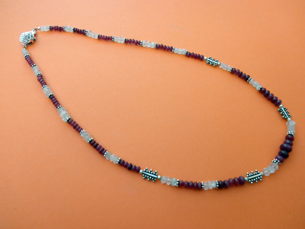 Silver, Rubies and Moonstone necklace.. Foto 1