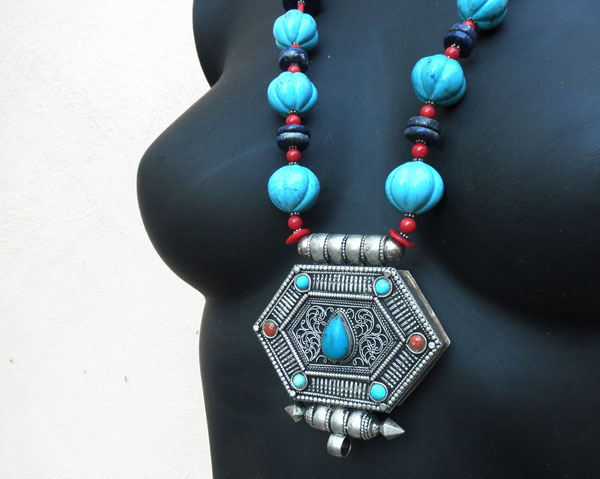 Collar artesanal de plata, turquesas, lapislazuli y coral. - 60 eur