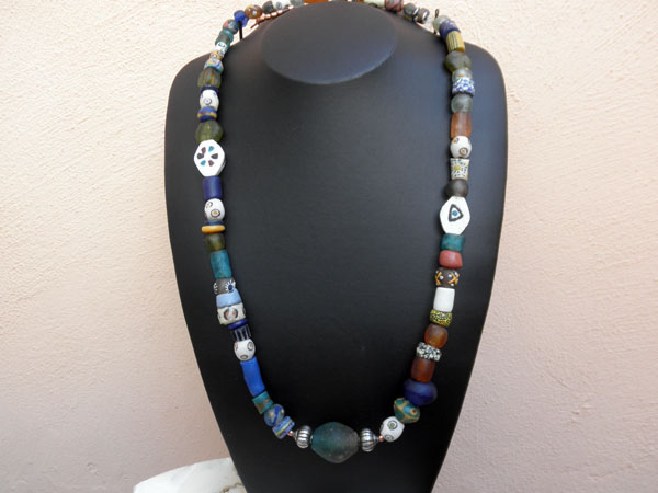 Collar etnico artesanal Africano. Foto 1