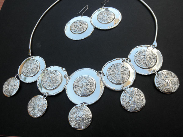 Collar y pendientes etnicos artesanales. Foto 1