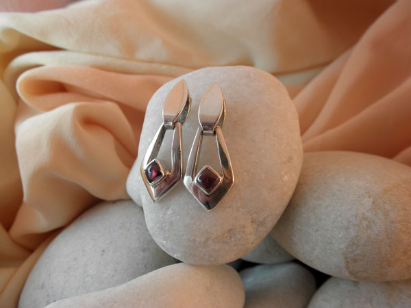 Handmade Sterling Silver and Garnet gemstone earrings.. Foto 1