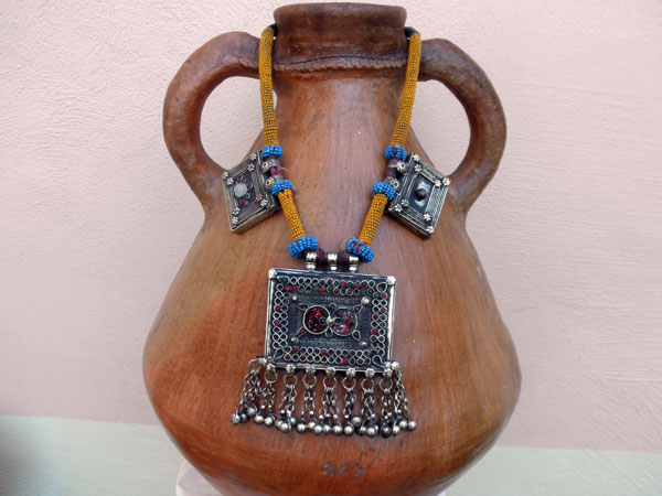 Collar etnico artesanal procedente de Afghanistan. Foto 1
