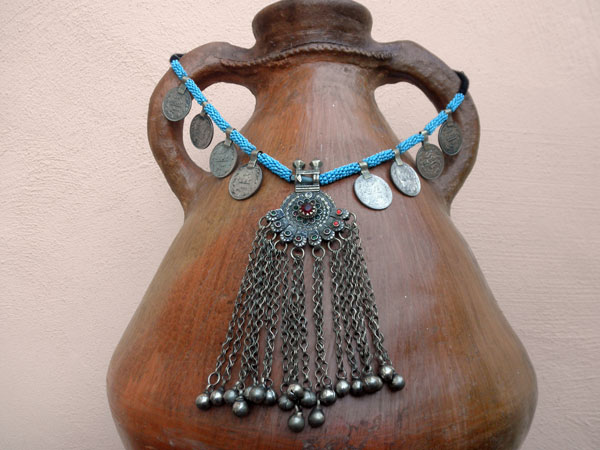 Collar etnico artesanal precedente de Dagestan. Foto 3