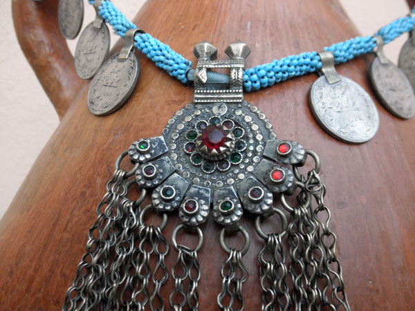 Collar etnico artesanal precedente de Dagestan. Foto 4