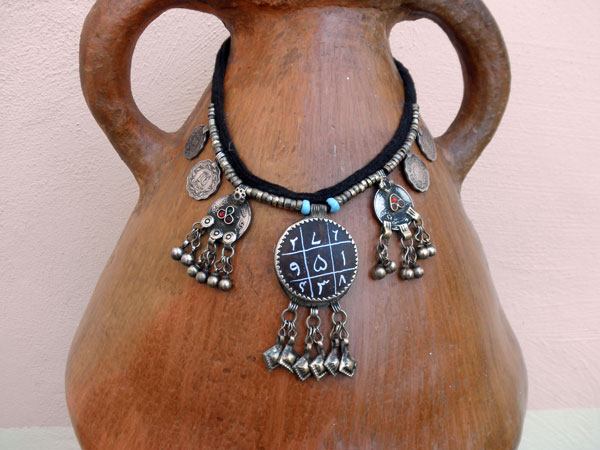 Ethnic traditional necklace from the valley of Swat in Pakistan.. Foto 1