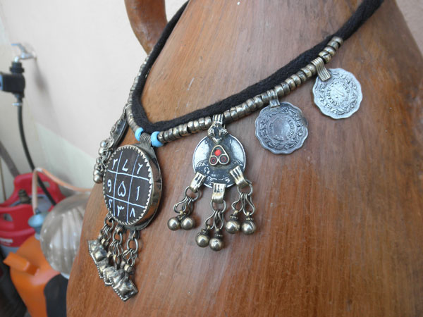 Ethnic traditional necklace from the valley of Swat in Pakistan.. Foto 3