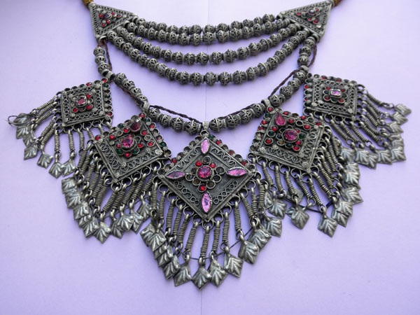 Collar etnico artesanal procedente de Afghanistan.. Foto 2