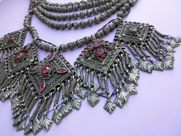 Ethnic traditional necklace from Afghanistan.. Foto 3