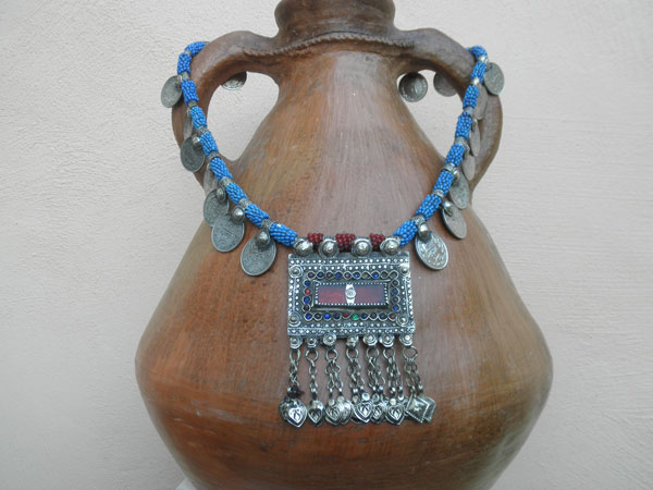 Collar etnico artesanal procedente de Afghanistan.. Foto 1