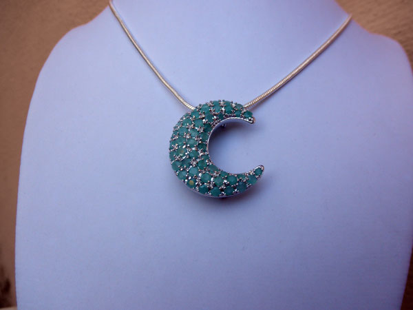 Colgante artesanal de plata y esmeraldas. Foto 1