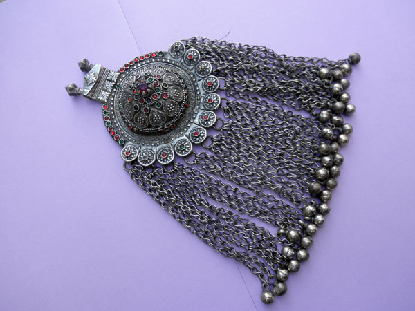 Colgante etnico artesanal procedente de Dagestan.. Foto 1