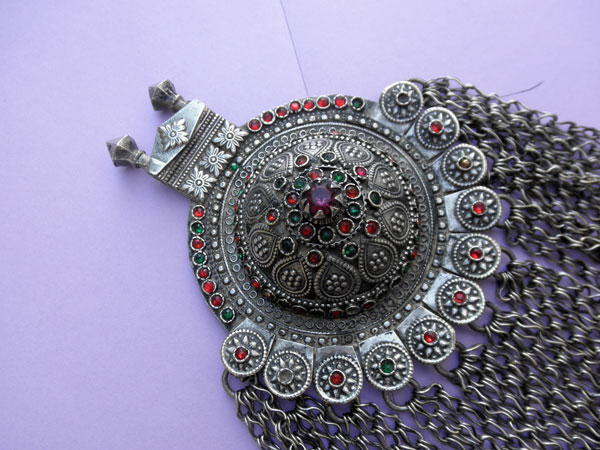 Colgante etnico artesanal procedente de Dagestan.. Foto 2